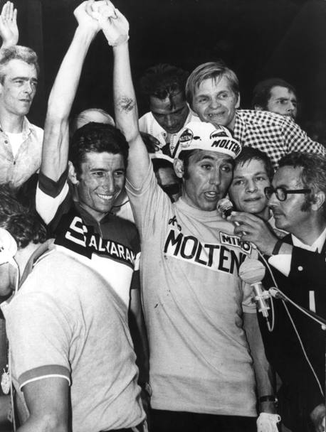 Luglio 1972: Eddy Merckx festeggia con felice Gimondi (secondo) la quarta vittoria al Tour de France rilasciando le prime dichiarazioni al telecronista della Rai Adriano De Zan (Getty Images) 